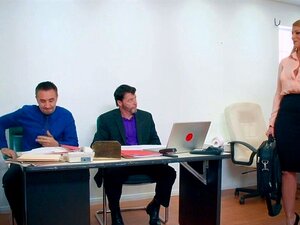 La patronne sexy aux gros seins se fait baiser par un employé. La
