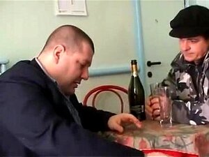 Gros mec poilu baise une nouvelle fille