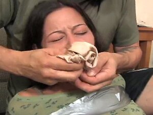 femme chaude bâillonnée