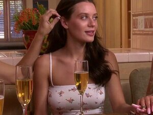 Little les se fait doigter. Petite ado les se fait doigter par une