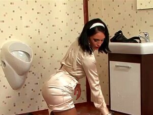 Une chatte glamour européenne se masturbe dans un faux bordel collant
