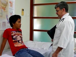 Le beau-père cochon Mike s'amuse avec le jouet chaud asiatique Russel