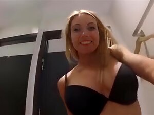 Filles dans les lieux publics nudité en public