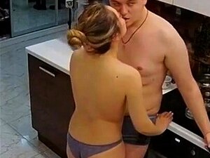 Préliminaires dans la cuisine