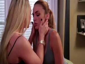 De belles blondes lesbiennes qui s'embrassent