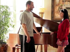 Deux filles s'excitent avec une lesbienne qui chante