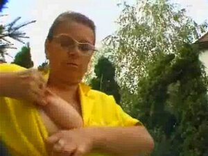 Mamie poilue se masturbe dans le jardin