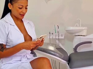 Mariana Martix est une dentiste très lubrique