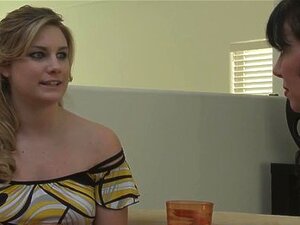 MILF lesbienne à gros seins se fait lécher la chatte par une nana