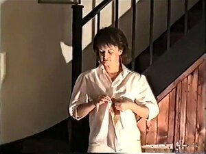 Jeans strip-tease., Film de sexe en trio plus ancien avec une femme