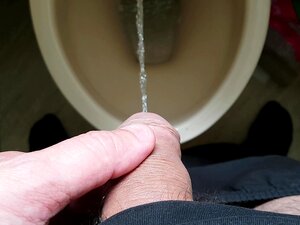Retirant mon prépuce et pissant