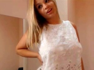 Regardez cette camgirl blonde baiser sa chatte serrée avec de gros