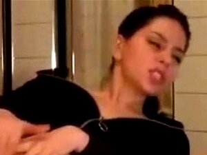 Petite irlandaise jouant avec ses deux trous - Plus @