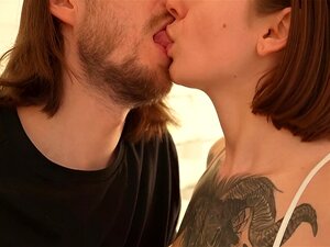 French kiss. Langue embrassée.