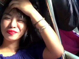 Une mignonne asiatique est ramassée dans la rue pour baiser sans