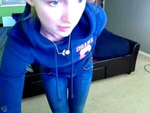 Petite coquine exhibant ses nichons, la salope engageante fait une