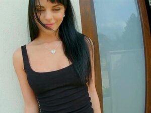 Petite mignonne qui éjacule de son cul