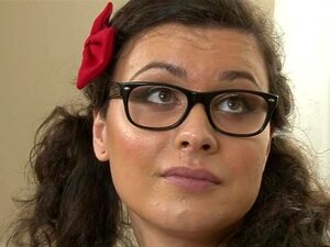 La baby-sitter trans Riley Quinn se fait baiser le cul par un mec