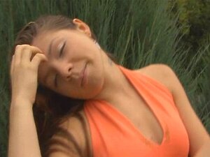 EMILY18 - Profitez d'un strip-tease mignon en plein air. Rejoignez