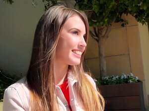 Un mec convainc la sexy brune ukrainienne Elle Rose de lui prendre de
