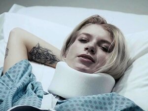 Le docteur lèche son doigt et le met sur la chatte d'Arya