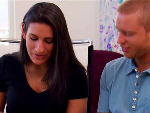 Des couples amateurs jouent à un jeu de pistolet à eau où leurs