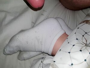 Éjacule sur des chaussettes blanches mignonnes de 18 ans. Regarde