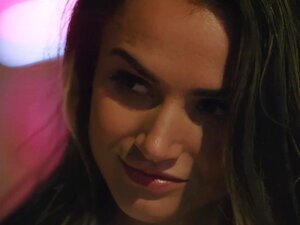 La vixen Janice Griffith et Ivy Wolfe se faufilent dans le jardin pour