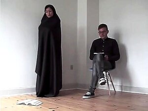 Fille mince se déshabillant