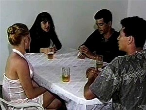 Une partie de poker devient une orgie hardcore