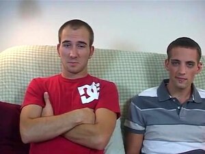 Des mecs chauds se branlent sur des vidéos porno gratuit, pas