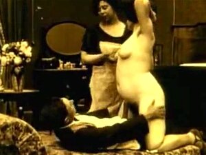 Mamie a du talent ! Regardez cette jolie vieille dame montrer ses