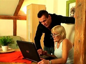 Il baise une vieille grand-mère amatrice de porno