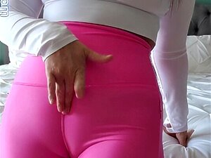 Une prof chaude gicle dans ses leggings roses chauds
