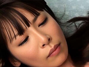 Découvrez le charme séduisant d'une adorable et coquine fraîche