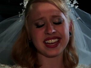 BurningAngel, mariée gothique, se fait baiser le cul par un gros