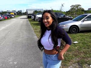 Une nana sportive fait ses trucs même en public