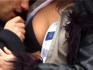 Une brune baisée dans la rue et suçant une grosse bite