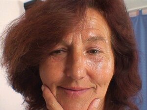 Mamie de 70 ans habillée chevauche une bite fraîche. Mamie de 70 ans