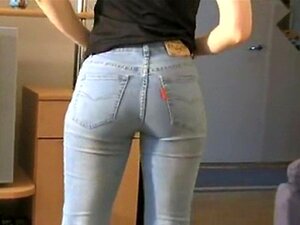 Jeune fille finlandaise en latex jouée au-delà du pâle