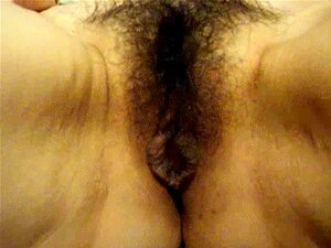 Découvrez le charme séduisant de Miko dans cette vidéo enivrante.