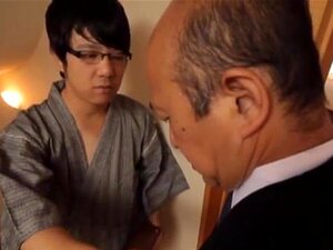 Femme asiatique juste utilisée pour des désirs sexuels