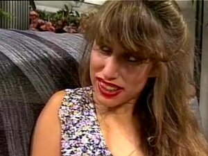 Une brune en robe d'été séduit son voisin. Une brune en robe