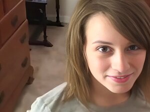 Une jolie belle-belle-fille blonde foncée suce une bite de