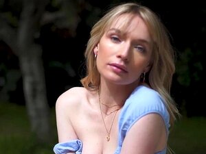 La bombe blonde Ashley Nash avec de gros seins naturels est allongée