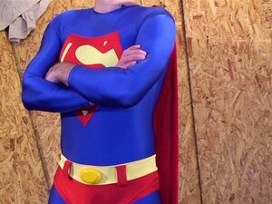 Le méchant bat Superman