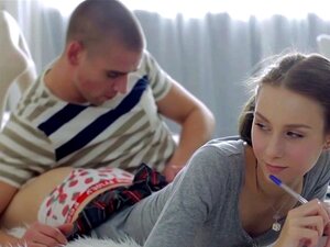 Petite ado couverte de sperme. Petite ado couverte de foutre après