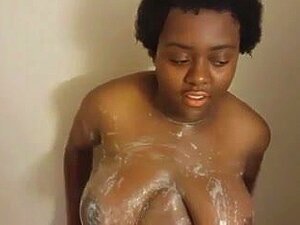 Une nounou ébène ronde et perverse joue en solo sous la douche,