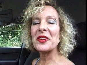 Vieille dame percée jouant avec un bug