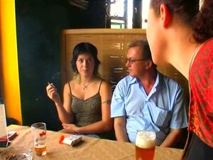 Un vieux mec baise une mignonne chaude et se fait sucer la bite